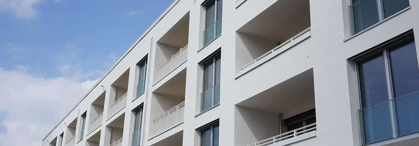 Moderner französischer Balkon aus Stahl, Edelstahl oder Glas - individuell konfigurierbar und nach RAL farbbeschichtet für die Fassade.